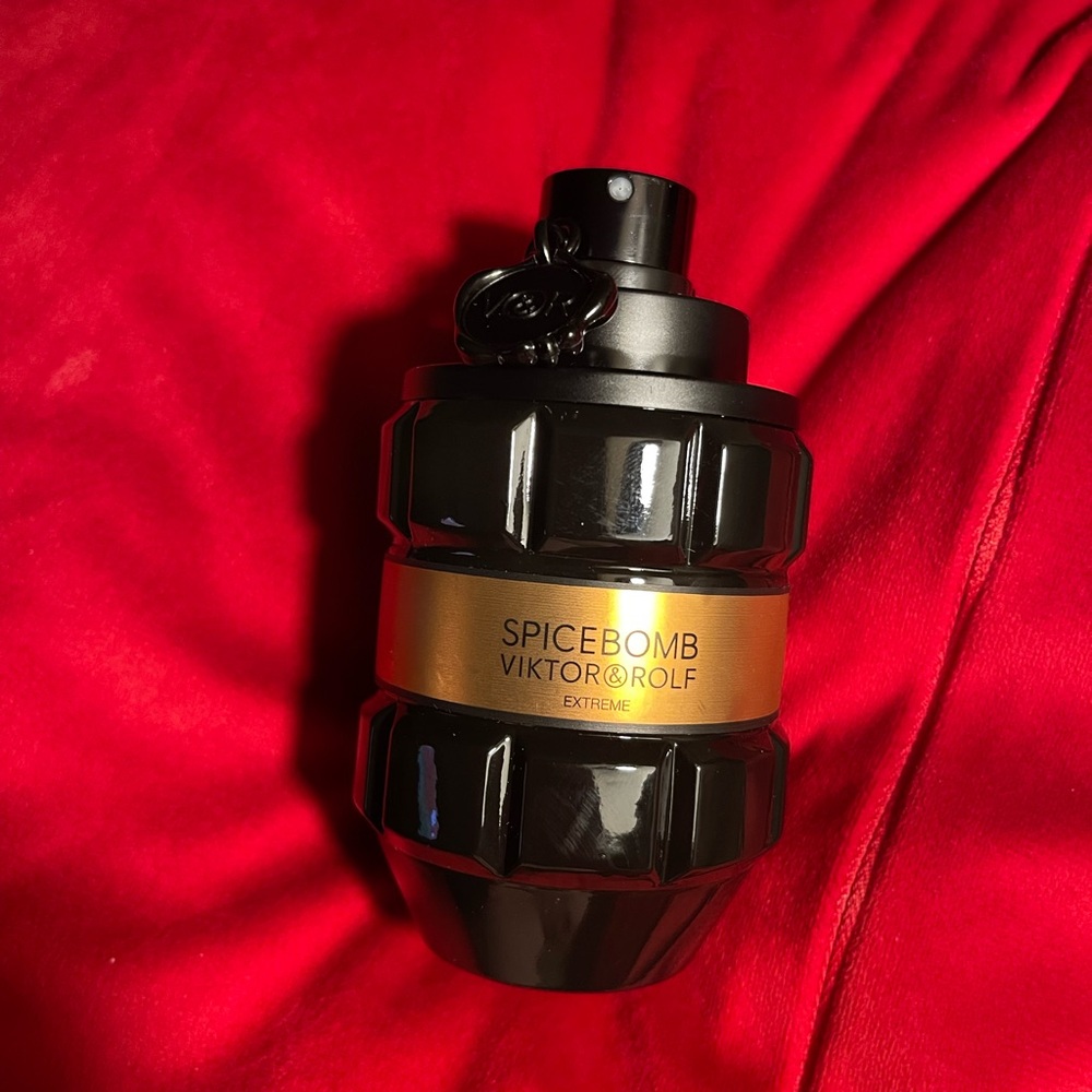 Viktor & Rolf Spicebomb Extreme Eau de Parfum Spray 90ml 3.04 fl. oz. - Picture 4 of 7